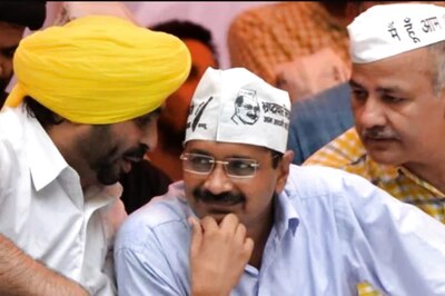 Kejriwal Says Bhagwant Mann is His 'Younger Brother'. So, Will He Be AAP's CM Face in Punjab or is Party Eyeing Sidhu?