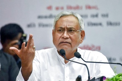 Black Flag Shown and Ink Thrown at Nitish Kumar by 'Unknown' Political Outfit in Muzaffarpur