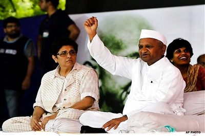 Twitter, FB abuzz on Team Anna's political ambitions
