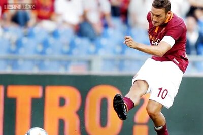 Francesco Totti extends contract with Roma