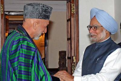 Karzai meets Manmohan, discusses enhanced defence cooperation