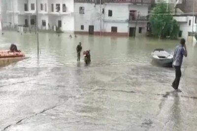 Prayagraj Residents Come Out of Homes to Bathe in Flood Water as Ganga, Yamuna Swell