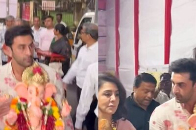 Ranbir Kapoor Spotted Carrying Lord Ganesha In Arms, Steps Out With Mom Neetu Kapoor For Visarjan; Watch