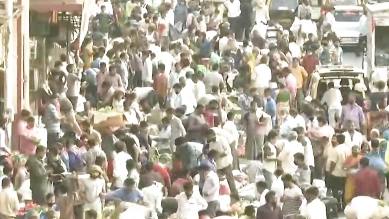 Mumbai Police Starts Clampdown at Crowded Dadar Market Amid Corona Surge