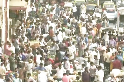 Mumbai Police Starts Clampdown at Crowded Dadar Market Amid Corona Surge