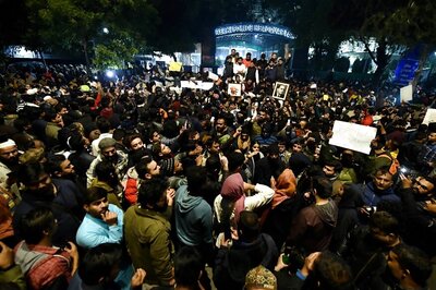 ‘Cops Entered Bathrooms, Libraries and Beat up Girls’: Jamia Students Recount Sunday Night Horror