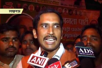 AAP, BJP workers fight pitched battle in Lucknow