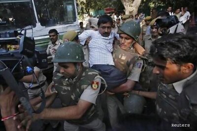Kejriwal, supporters spend night in makeshift jail
