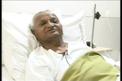 Anna supporters pray for his health at Rajghat