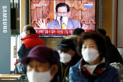Leader of South Korean Cult Behind Half of Country's Coronavirus Cases Prostrates on Screen in Apology