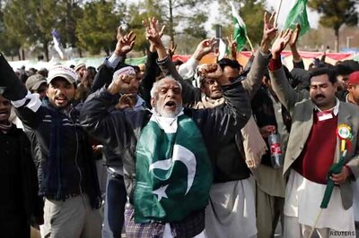 Pakistan long march: Protesters clash with police