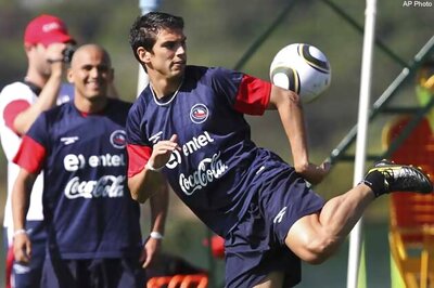 Chile keep calm ahead of late opening game