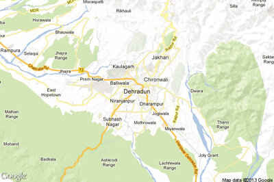 Governor Aziz Qureshi honours martyred soldier's wife