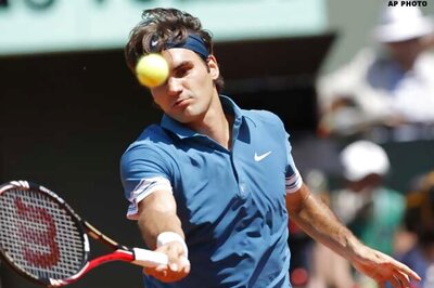 Federer averts early upset at Wimbledon