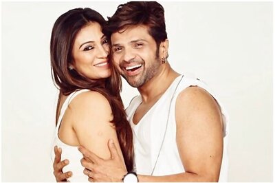 Himesh Reshammiya Celebrates Lockdown Birthday with Balloons, Cake and Wife Sonia Kapoor