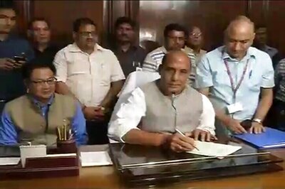 Rajnath Reviews Security Situation Along Indo-Pakistan Border