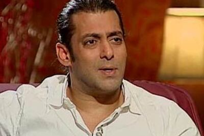 Post SRK detention, Salman cancels US trip