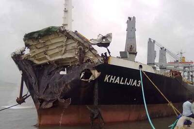 Coast Guard fights to plug oil spill off Mumbai