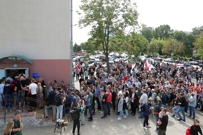 Belarus leader appeals to Russia as pressure to quit grows