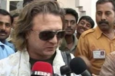 Rohit Bal to dress up Liz, Arun