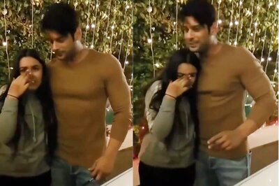 Sidharth Shukla Consoles Fan As She Breaks into Tears After Meeting Him, Says 'Mat Ro Meri Jaan'