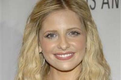 Sarah Michelle Gellar tries to slip away with X-rated props
