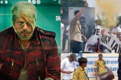 Jawan: Shah Rukh Khan Fans In Kota Play With Colours, Burst Crackers | Celebration Videos Go Viral