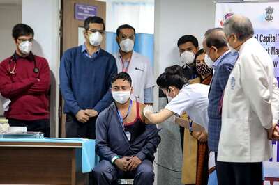 Covid-19 Vaccination Drive Gets Underway in Delhi on Day Two; Over 4,000 Healthcare Workers Inoculated