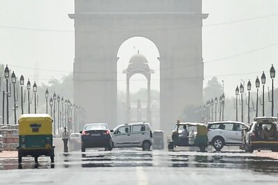 Heat Wave Sweeps Delhi, Mercury Rises to Season High of 44.8 Degrees Celsius