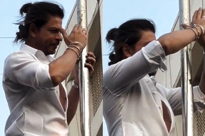 Shah Rukh Khan Twins with AbRam On Eid, Greets Fans Outside Mannat With Salaam, Namaste | Watch