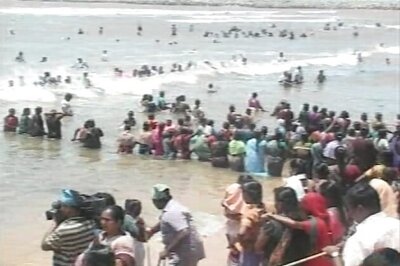 Pics: Kudankulam protestors form human chains in sea