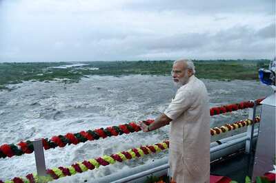 Alert PM Modi Saves Media Lensmen From Big Mishap in Gujarat