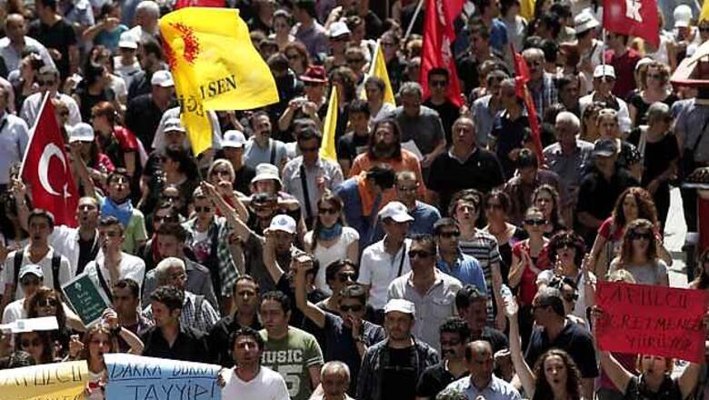 Thousands of Turks defy Erdogan as protests rumble on
