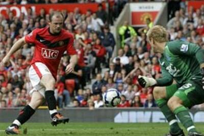 Rooney seals Man United win, Liverpool lose