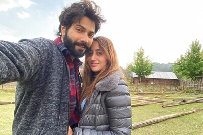 Varun Dhawan Posts Romantic Selfie on Wife Natasha Dalal's Birthday; Karisma Kapoor, Esha Gupta Send Wishes