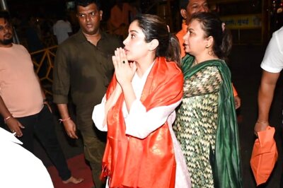 Janhvi Kapoor Walks Barefoot To Siddhivinayak Temple on Gudi Padwa, Video Goes Viral; Watch