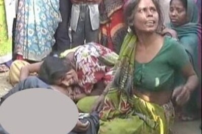 People rough up policeman alleging custodial death