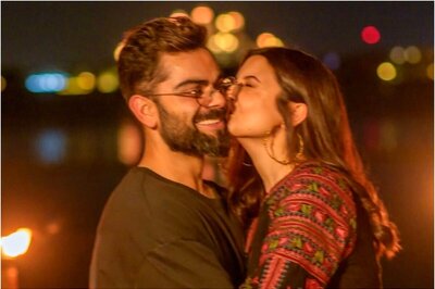 Anushka Sharma Gives an Affectionate Kiss to Virat Kohli in These Adorable Pics