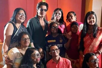 Shah Rukh Khan Wins Hearts As He Encourages Acid Attack Survivors In Kolkata, Pics Go Viral