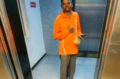 Food Delivery Agent Works Barefoot After Meeting With an Accident, Internet Lauds his Dedication