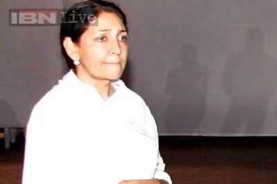 Deepti gets emotional, Sonali breaks down at Farooq's funeral