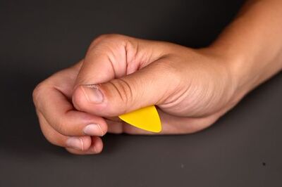 4 Ways to Hold a Guitar Pick