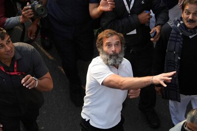 Walking in T-shirt in Freezing Delhi, Rahul Answers the Million Dollar Question --- Thand Nahi Lagti?