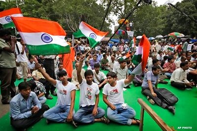 Despite weekend only moderate crowds cheer Anna