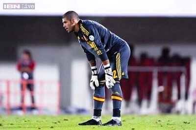 Victor Valdes adds to Barcelona's injury woes