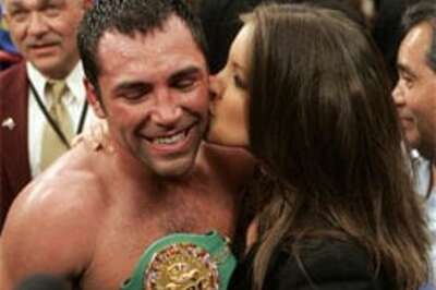 De la Hoya makes a triumphant return