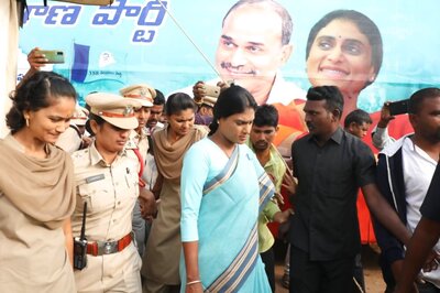 YSRTP Chief Sharmila Detained by Police Over 'Inappropriate Remarks' Against Telangana MLA | WATCH