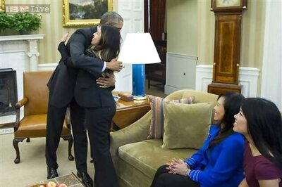 Dallas nurse cleared of Ebola virus, receives hug, thanks from Barack Obama