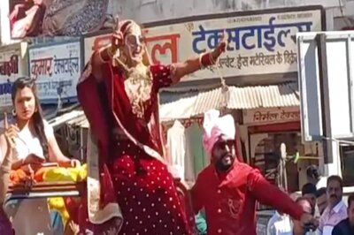 Bhopal Bride Takes Out Her Baraat on Gypsy, People on The Road Join Celebration