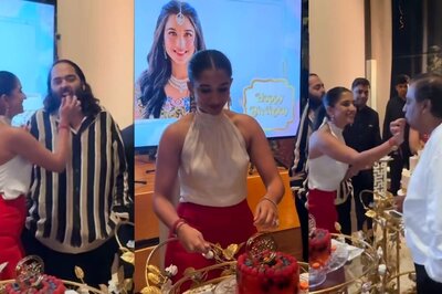Radhika Merchant Feeds Cake to Anant, Mukesh Ambani at Her Birthday Bash; Nita Cheers On | Watch